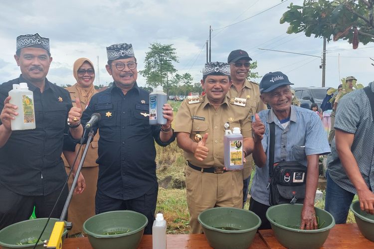 Menteri Pertanian Syahrul Yasin Limpo dan Bupati Semarang Ngesti Nugraha menunjukan Biosaka di Desa Boto Kecamatan Bancak