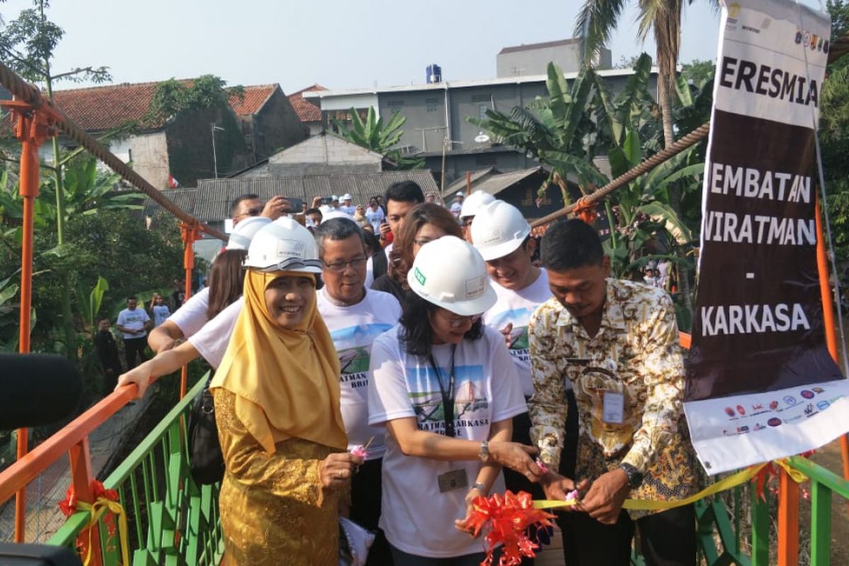 Peresmian jembatan permanen di RT 012 RW 002 Kelurahan Srengseng Sawah, Jagakarsa, Jakarta Selatan, yang menjadi pengganti jembatan gantung Indiana Jones, Kamis (16/8/2018).