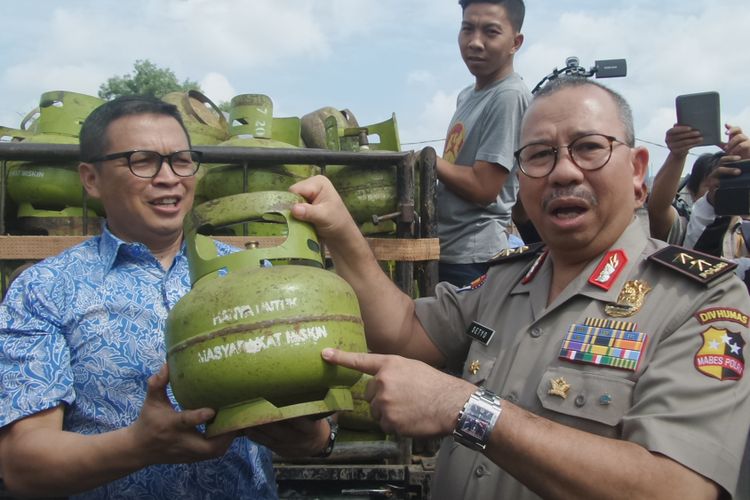 Kepala Divisi Humas Polri Irjen Setyo Wasisto dan Dirtipideksus Bareskrim Polri Brigjen Pol Agung Setya memperlihaykan barang bukti kecurangan gas 3 kilogram di Kota Tangerang, Jumat (12/1/2018). 