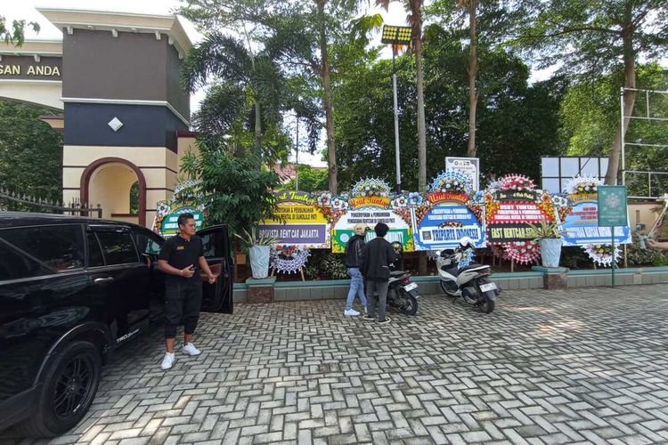 Puluhan karangan bunga dari pengusaha rental mobil se-Indonesia membanjiri halaman Mapolresta Pati, Jawa Tengah, Senin (10/6/2024).