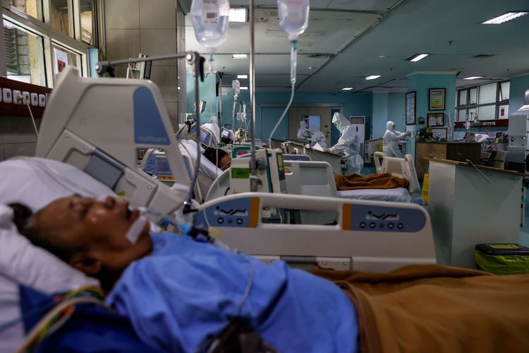 Tenaga kesehatan melakukan perawatan terhadap pasien Covid-19 diruang ICU di RSUD Koja, Jakarta Utara, Selasa (29/6/2021). Rumah Sakit Umum Daerah (RSUD) Koja menjadi rumah sakit (RS) khusus untuk pasien virus corona (Covid-19) sesuai surat edaran Kementerian Kesehatan (Kemkes).