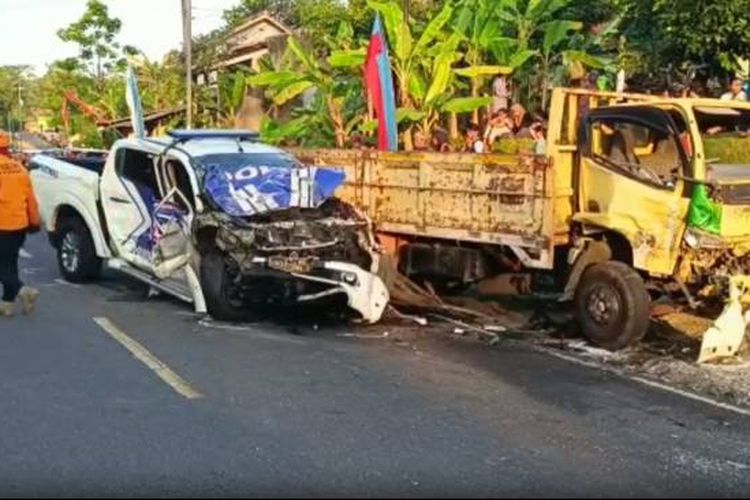 Petugas sedang mengevakuasi mobil Patwal Satlantas Polres Pangandaran yang terlibat kecelakaan di Ciamis, Jawa Barat saat mengawal Wakil Bupati Pangandaran Ujang Endin Indrawan, Selasa (30/5/2023). 