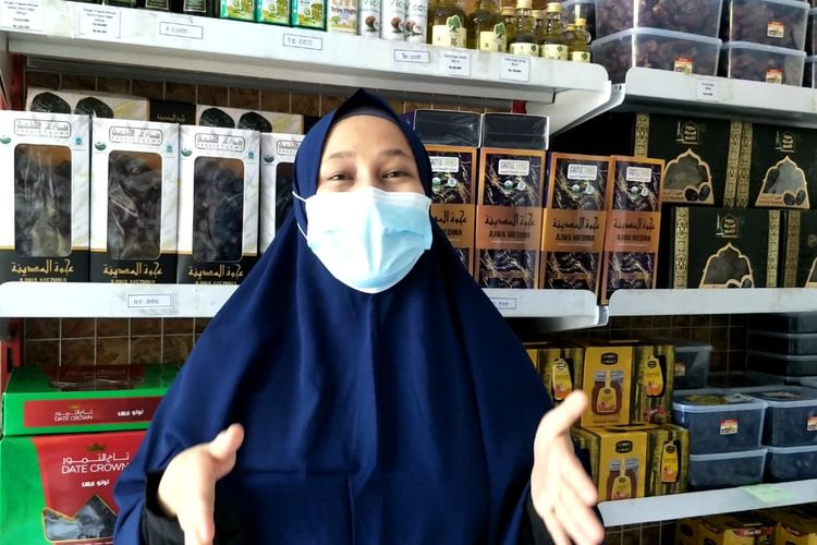 Novrina penjual kurma demgam omzet ratusan juta ditemui di tokonya, di kawasan Rawalumbu, Bekasi, Jawa Barat, Kamis (22/4/2021).