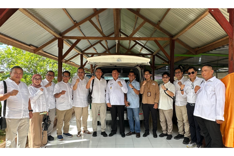 Self-Regulatory Organization (SRO) yang terdiri dari PT Bursa Efek Indonesia (BEI), PT Kliring Penjaminan Efek Indonesia (KPEI), dan PT Kustodian Sentral Efek Indonesia (KSEI), menyalurkan bantuan satu unit ambulans melalui program corporate social responsibility (CSR) untuk masyarakat Sorong, Papua Barat Daya.
Penyaluran bantuan itu berlangsung di Pendopo Asrama Pesantren Tahfidz SMP Alam Inspirasi, Kota Sorong, Rabu (28/5/2025).