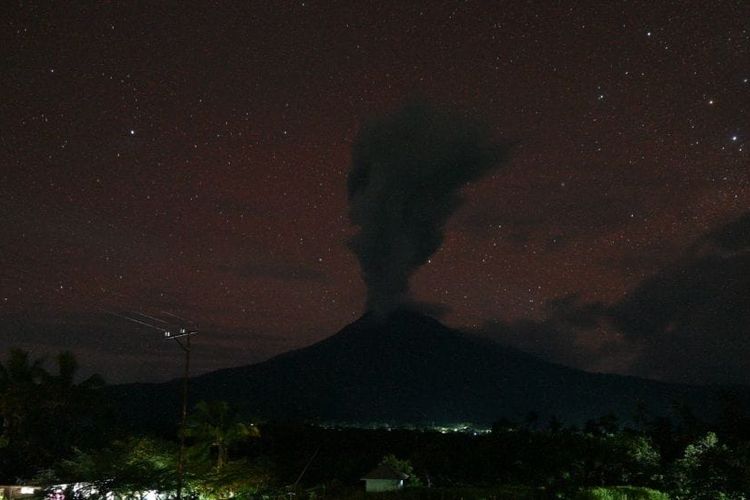 Visual Gunung Lewotobi Laki-laki pada Jumat (29/3/2024) malam