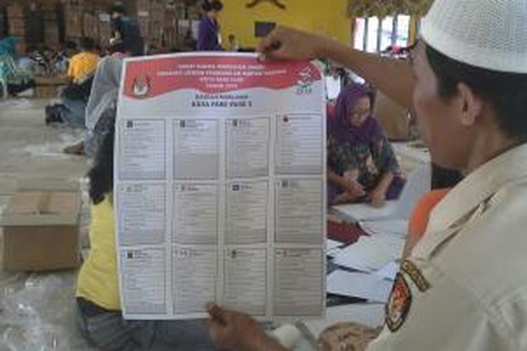 Penyortiran kertas suara yang masih berlangsung hingga sore ini, di Kota Parepare, Sulawesi Selatan. Kamis (6/3/2014) hari ini, ditarget seluruh kertas suara rampung disortir