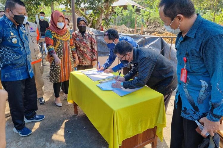 Penandatanganan nota kesepahaman pembangunan kembali SDN 04 Mekkatta, Malunda, Kabupaten Majene, Sulawesi Barat, Kamis (12/8/2021). Nota kesepahaman ditandatangani oleh Bupati Majene Andi Achmad Syukri (kedua dari kanan) dan Ketua Dana Kemanusiaan Kompas A Tomy Trinugroho.