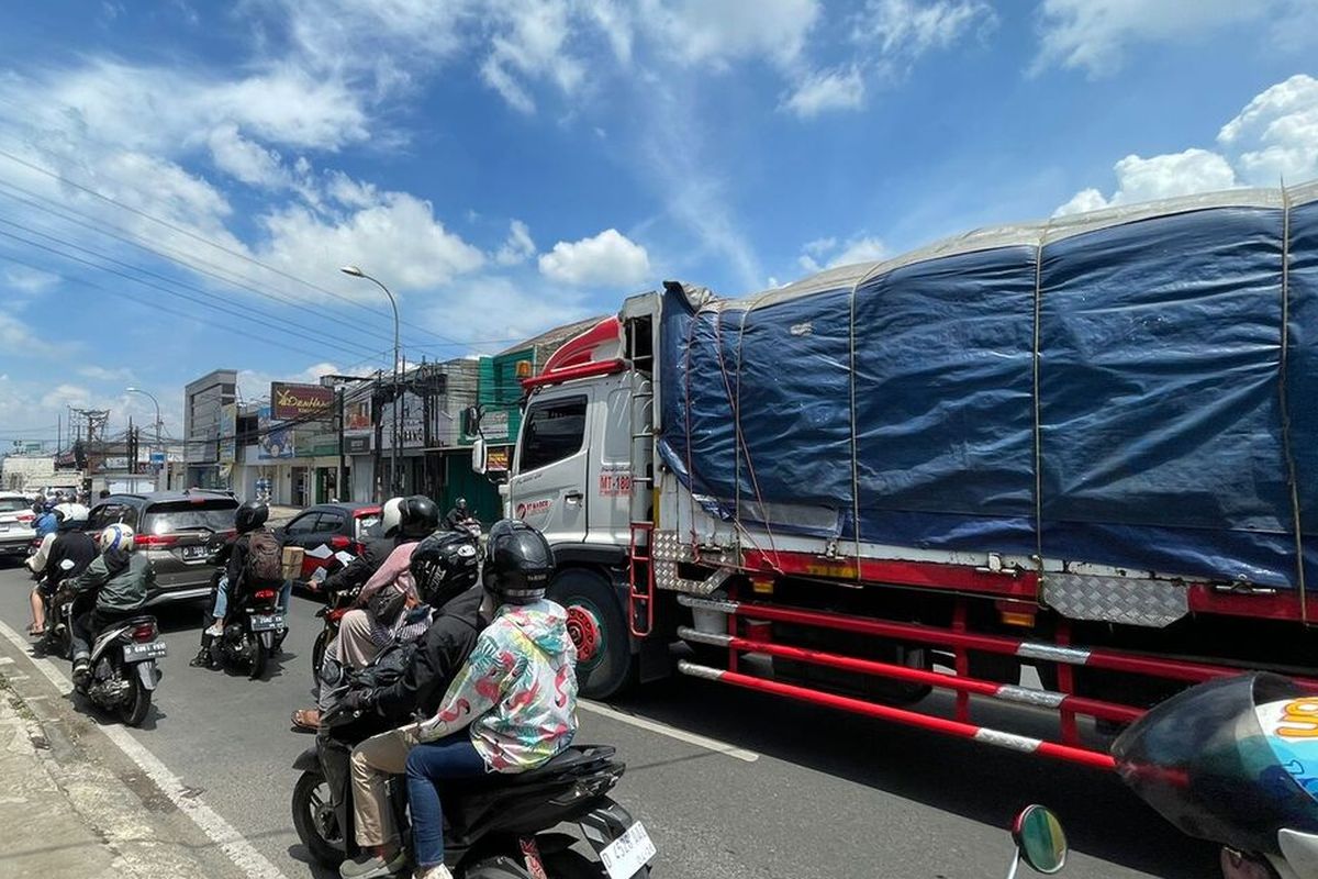 Truk sumbu tiga dan beberapa angkutan barang lainnya memadati arus lalu lintas di wilayah Cinunuk, Kabupaten Bandung, Jawa Barat pada Minggu (16/4/2023). Pemerintah kembali akan melakukan pembatasan angkutan barang selama periode Natal 2023 dan Tahun Baru 2024 (Nataru). 