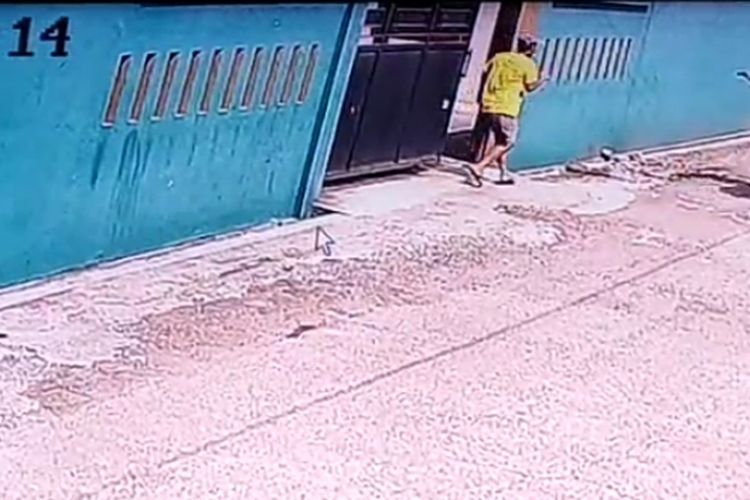 Tangkapan layar dari video CCTV yang memperlihatkan satu dari dua orang maling sepeda motor saat mengeluarkan sebuah senjata mirip pistol ketika beraksi di sebuah indekos di wilayah Cibuntu-Cibitung, Kabupaten Bekasi, Kamis (25/5/2023).