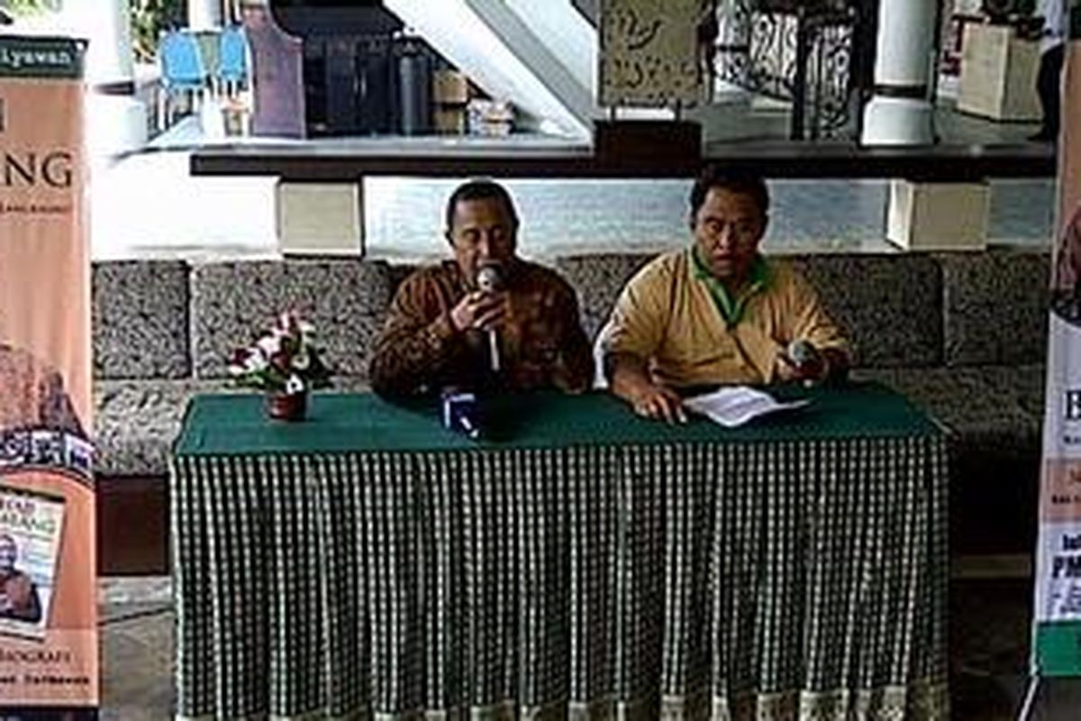 Agus Bambang Prianto atau yang lebih dikenal sebagai Haji Bambang, pahlawan Bom Bali 2012 meluncurkan buku biografi di Kuta, Bali, Selasa (09/10/2012).