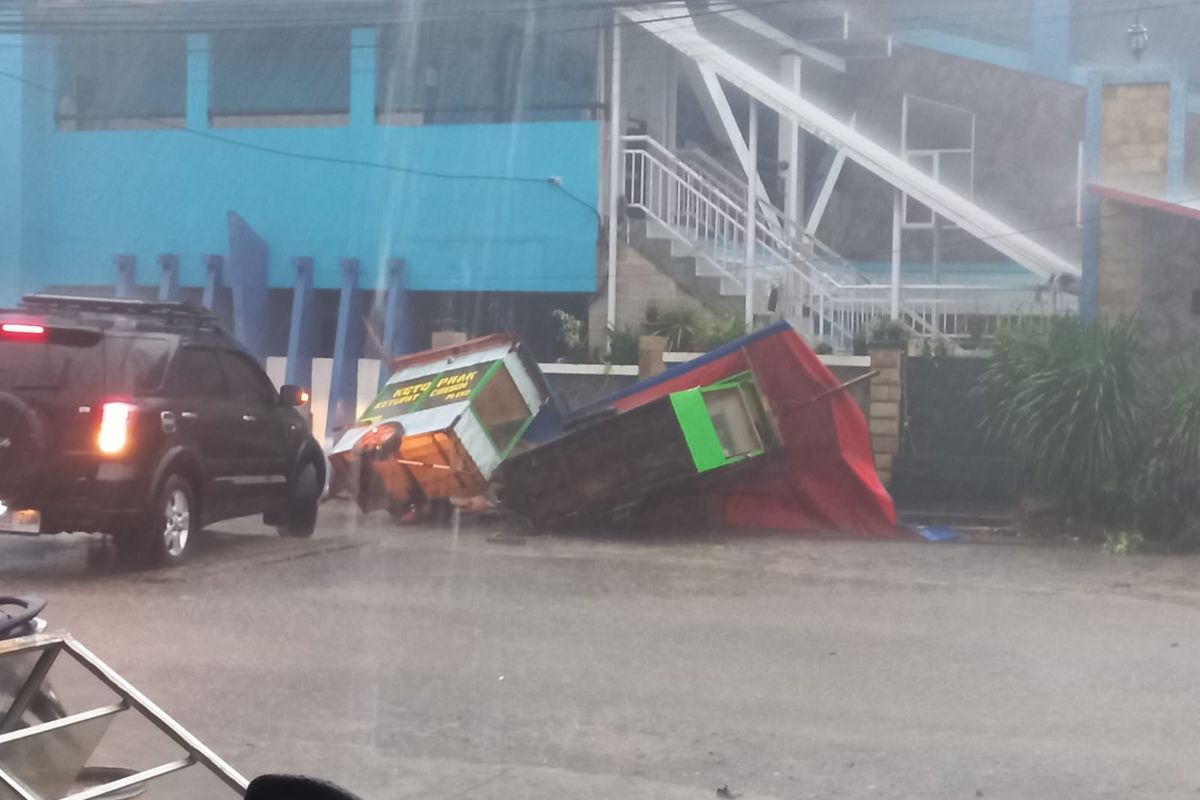 Kondisi lokasi kejadian hujan es di wilayah Bedahan, Sawangan, Depok, Jakarta Barat pada petang ini, Minggu (9/10/2022). Hujan es diduga terjadi akibat cuaca ekstrem berupa hujan dengan intensitas tinggi disertai angin kencang.