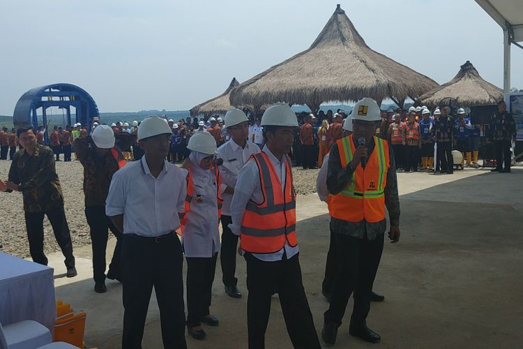 Presiden Joko Widodo meninjau bendungan Karian di Lebak, Banten, Rabu (4/10/2017).