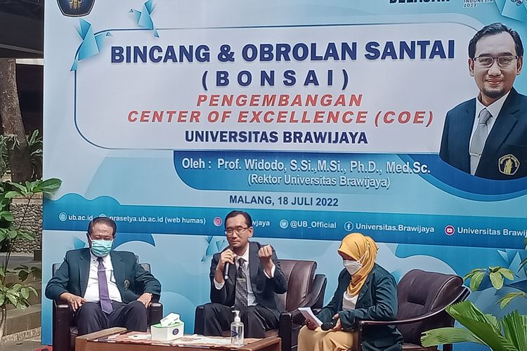 Rektor UB, Prof Widodo (tengah) saat menjadi pembicara dalam acara Bincang dan Obrolan Santai (BONSAI) bersama pakar Universitas Brawijaya di Gazebo Raden Wijaya, UB pada Senin (18/7/2022).
