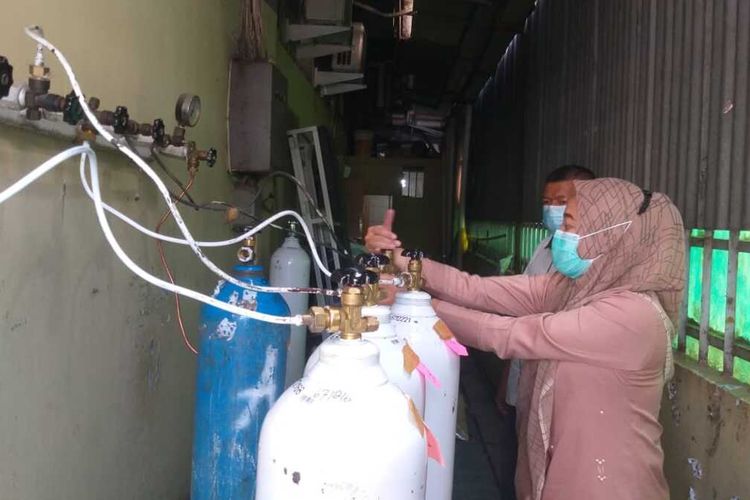 Warga sedang mengisi tabung oksigen untuk kebutuhan isolasi mandiri di Palembang, Sumatera Selatan, Senin (12/7/2021).