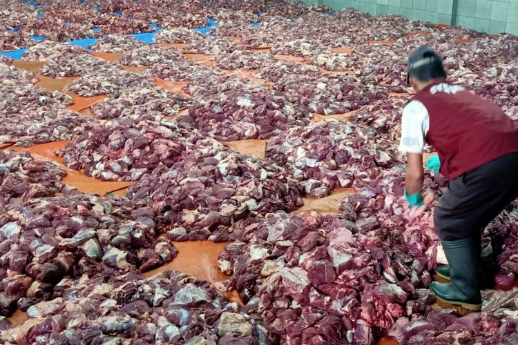 Tumpukan daging kurban di Dusun Krajan, Desa Batur, Kecamatan Batur, Kabupaten Banjarnegara, Jawa Tengah, Rabu (28/6/2023).