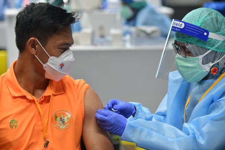 Pemain timnas Indonesia, Andy Setyo, menjalani proses vaksinasi Covid-19 di Istora Senayan, Jakarta, Jumat (26/2/2021).