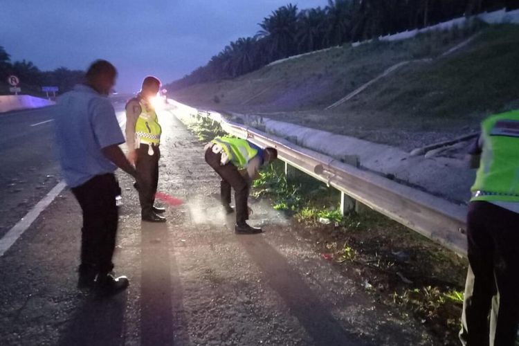 Petugas kepolisian melakukan olah TKP pada kasus kecelakaan lalu lintas tunggal yang menewaskan seorang mahasiswi di jalan tol Pekanbaru-Dumai, di Kabupaten Bengkalis, Riau, Kamis (24/12/2020).