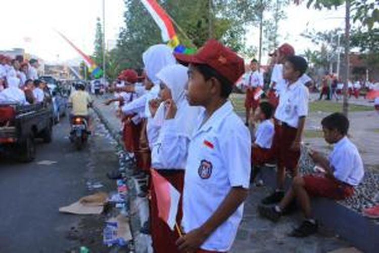 Ribuan siswa SD di Ternate menunggu kedatangan Presiden Joko Widodo, Jumat (8/5/2015).