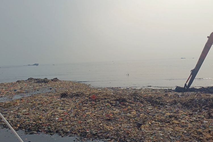 Hamparan Sampah Muncul di Pesisir Muara Angke Jakut, Membentang Bak Pulau