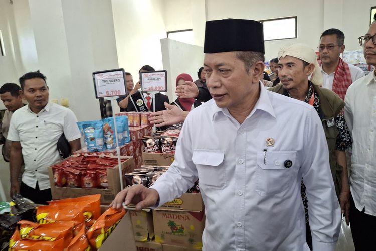 Menteri Koperasi Ferry Juliantono saat meresmikan Koperasi Desa Merah Putih Hub Lebak di Kecamatan Cibadak, Kabupaten Lebak, Banten, Jumat (12/9/2025).