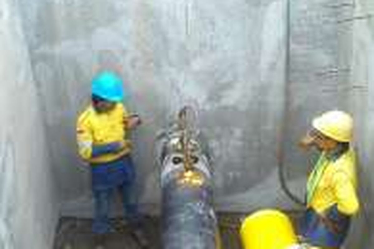 Pekerja menyambung pipa gas Mojokerto-Jombang