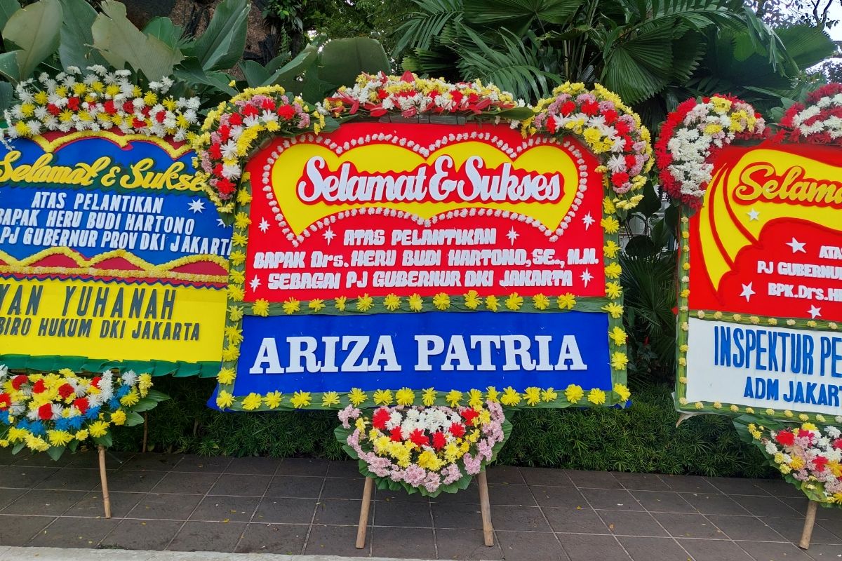 Karangan bunga dari eks Wakil Gubernur DKI Jakarta Ahmad Riza Patria di Balai Kota DKI Jakarta, Jakarta Pusat, Senin (17/10/2022) siang.