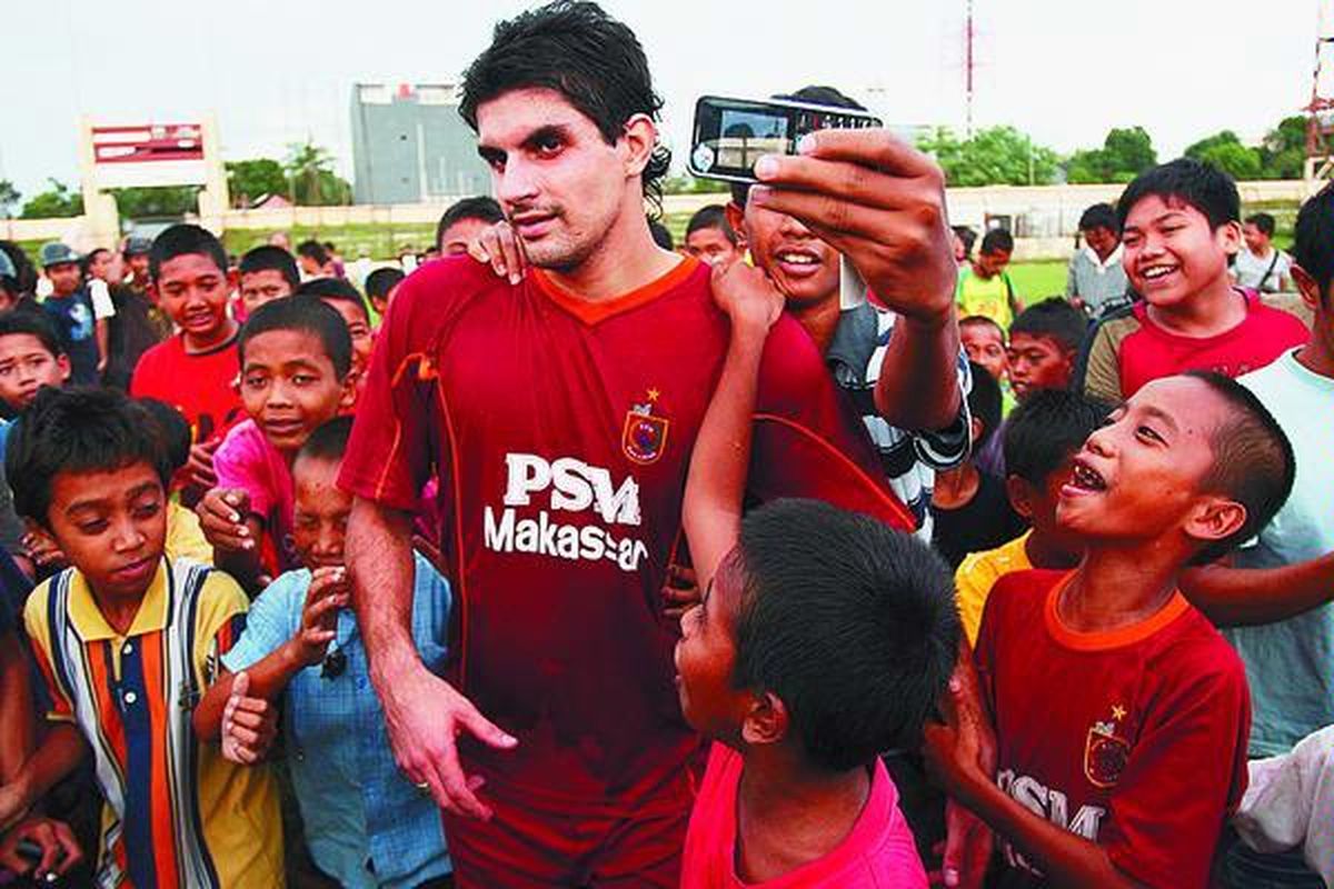 Claudio Pronetto, yang memulai latihan perdana bersama PSM Makassar, dielu-elukan ratusan suporter yang datang ke Stadion Mattoangin Gelora Andi Mattalatta, Jumat (18/4). Gelandang serang asal Argentina, yang sebelumnya membela Deltras Sidoarjo itu, akan memperkuat PSM untuk satu musim.  