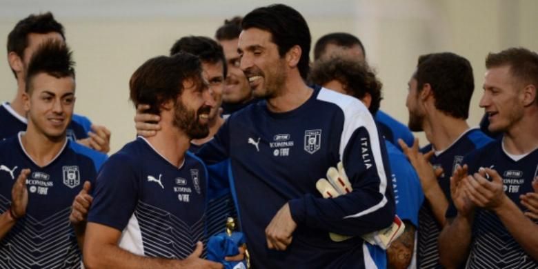 Andrea Pirlo (kiri depan) dan Gianluigi Buffon saat membela tim nasional Italia