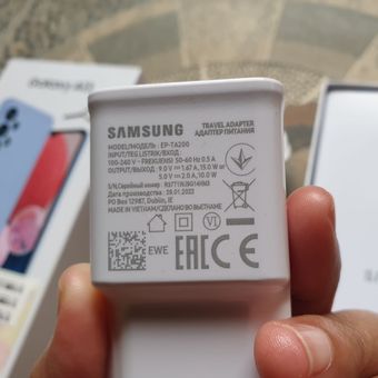 Galaxy A13 masih dibekali kepala charger dengan output 15 watt.