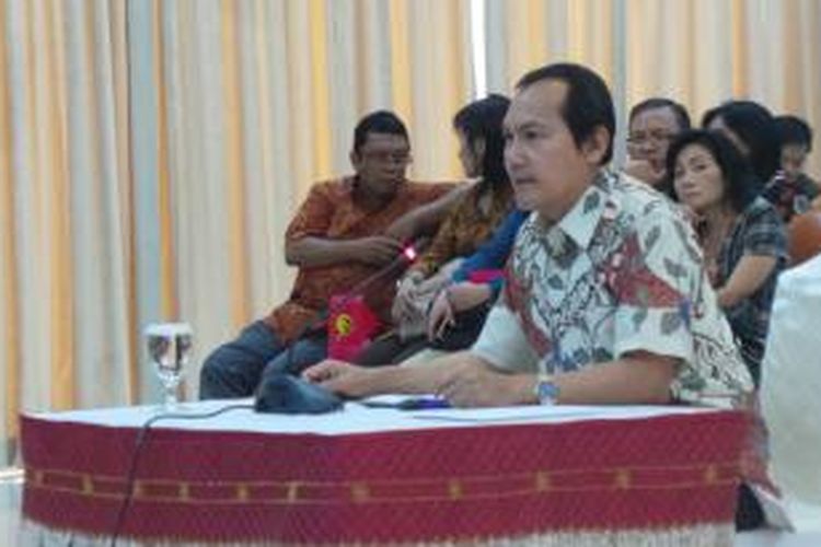 Saut Situmorang saat mengikuti wawancara tahap akhir sebagai peserta seleksi calon pimpinan KPK, di Gedung Setneg, Jakarta, Rabu (26/8/2015).