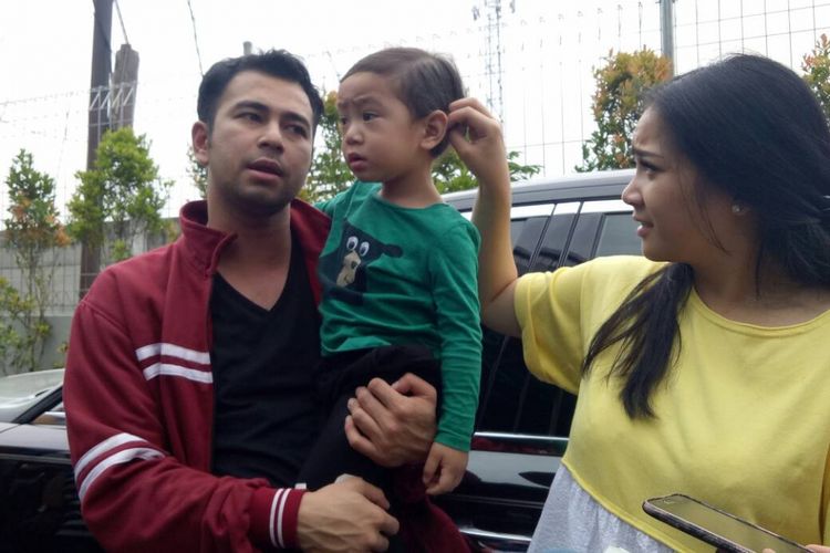 Raffi Ahmad, Nagita Slavina dan Rafathar diabadikan sebelum shooting video klip di kawasan Cilandak, Jakarta Selatan, Sabtu (24/6/2017).