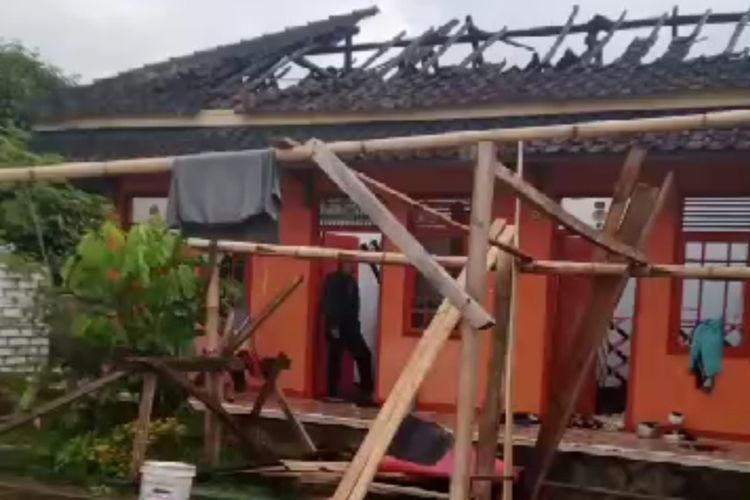 TERBAKAR: Pondok Pesantren di Kecamatan Sariwangi, Kabupaten Tasikmalaya, Jawa Barat, hangus terbakar hampir seluruhnya diduga akibat koRsleting listrik, Minggu (27/10/2024).