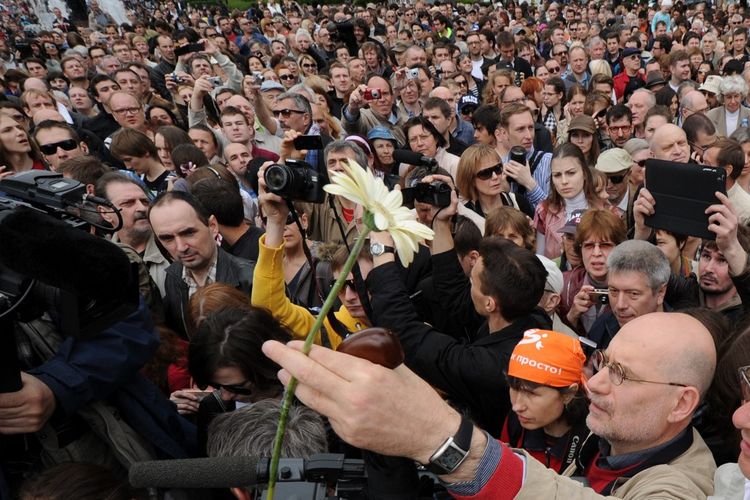 Pemimpin Liga Pemilih dan novelis detektif Boris Akunin menghadiri rapat umum oposisi bernama Jalan Kontrol di Boulevard Ring di pusat kota Moskow pada 13 Mei 2012. Demonstrasi ini diorganisir untuk menentang kepresidenan Presiden Rusia Vladimir Putin. Pada Jumat (12/1/2024), ia dilabeli Rusia sebagai agen asing.