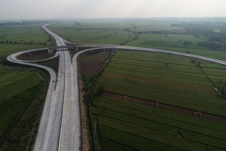 Foto udara simpang susun Caruban dari Proyek Jalan Tol Ngawi-Kertosono di Jawa Timur, Senin (4/6/2018). Jalan Tol Ngawi-Kertosono ruas Ngawi-Wilangan telah sah beroperasi dan dirancang sepanjang total 87,02 kilometer, Jalan Tol Ngawi-Kertosono dibagi dalam empat seksi pengerjaan.