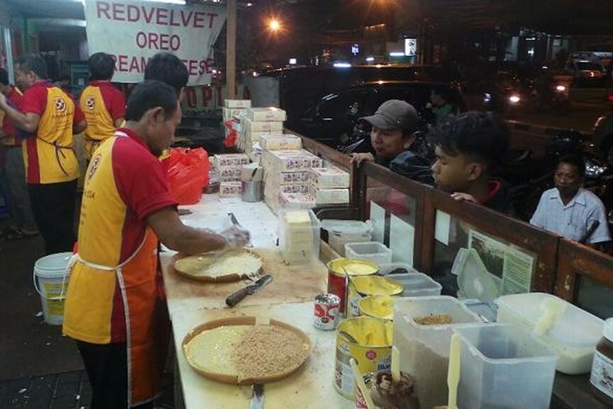 Pembeli menunggu pesanan martabak di depan Martabak 65A yang terletak di Jalan Pecenongan no 65A, Jakarta.