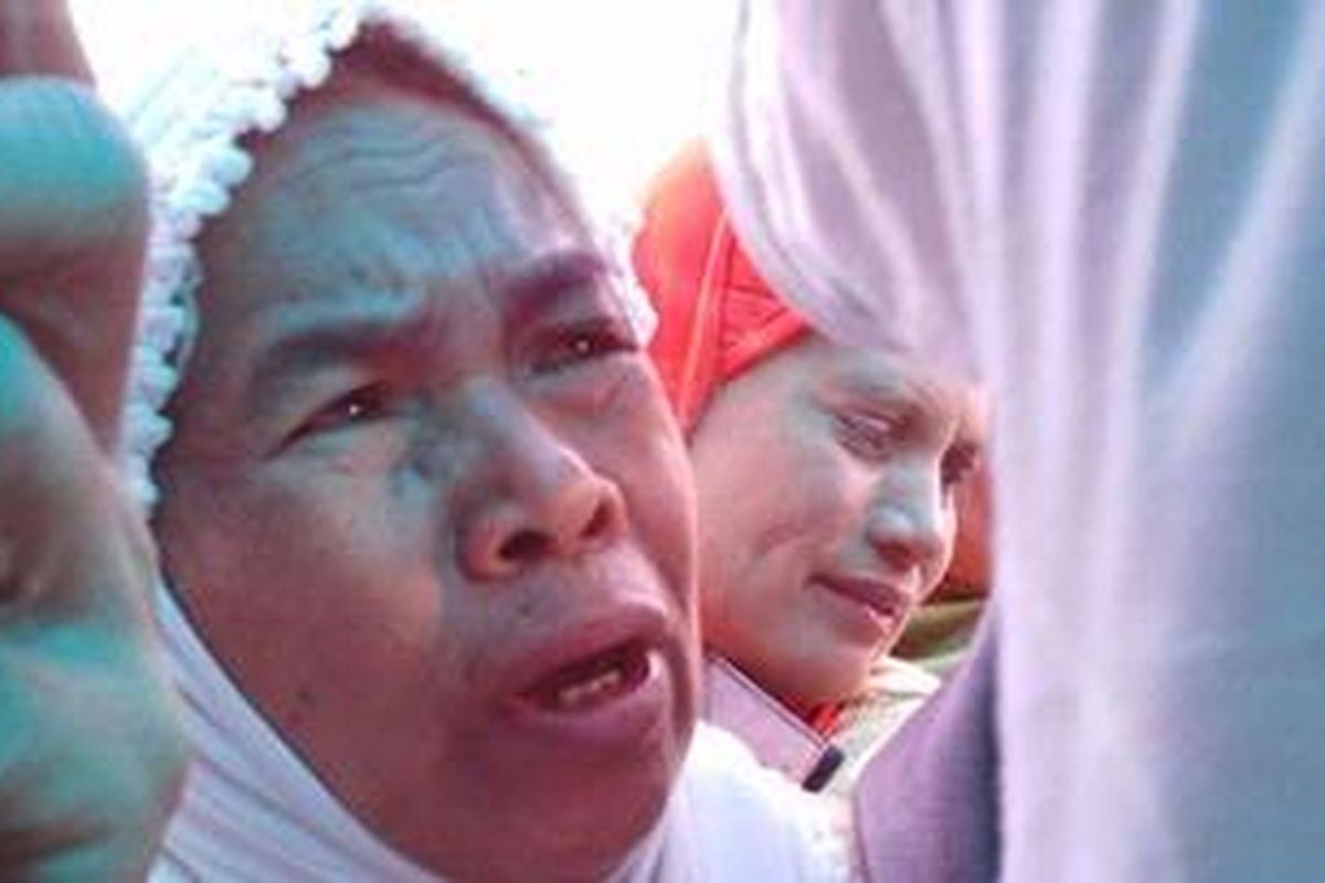 Salah seorang penerima zakat yang sudah lanjut usia menjerit saat terjepit di antara kerumunan penerima zakat lainnya di Bulukmba, Sulawesi Selatan, Selasa (7/8/2012).