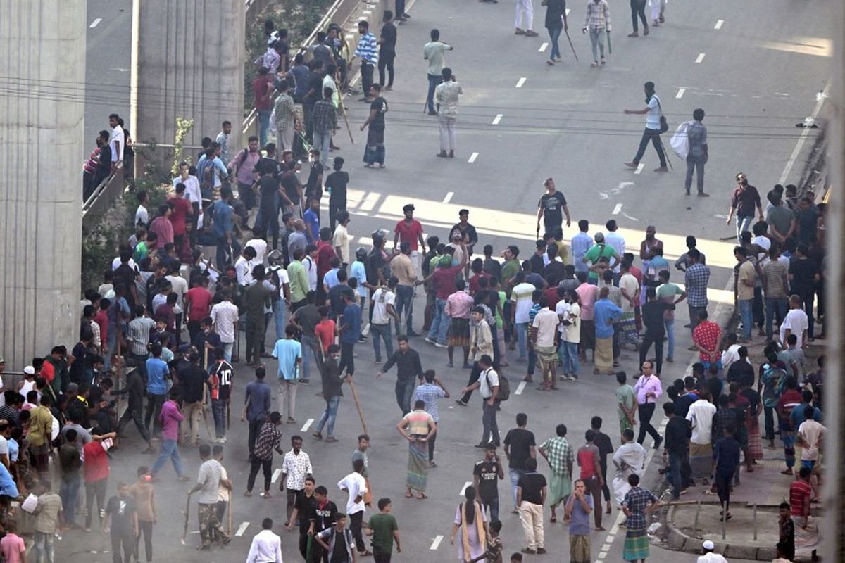 Para pengunjuk rasa memblokir persimpangan Shahbagh selama unjuk rasa di Dhaka pada tanggal 4 Agustus 2024 untuk menuntut keadilan bagi para korban yang ditangkap dan dibunuh dalam kekerasan nasional baru-baru ini selama unjuk rasa antikuota.