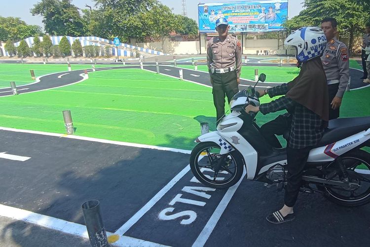 Kasatlantas Polres Klaten sedang memberikan penjelasan terkait aturan ujian praktik SIM C kepada peserta