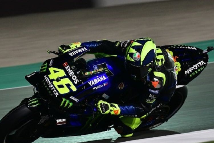 Pebalap Yamaha MotoGP, Valentino Rossi, menjalani latihan bebas di Sirkuit Losail pada MotoGP Qatar, 8 Maret 2019. 