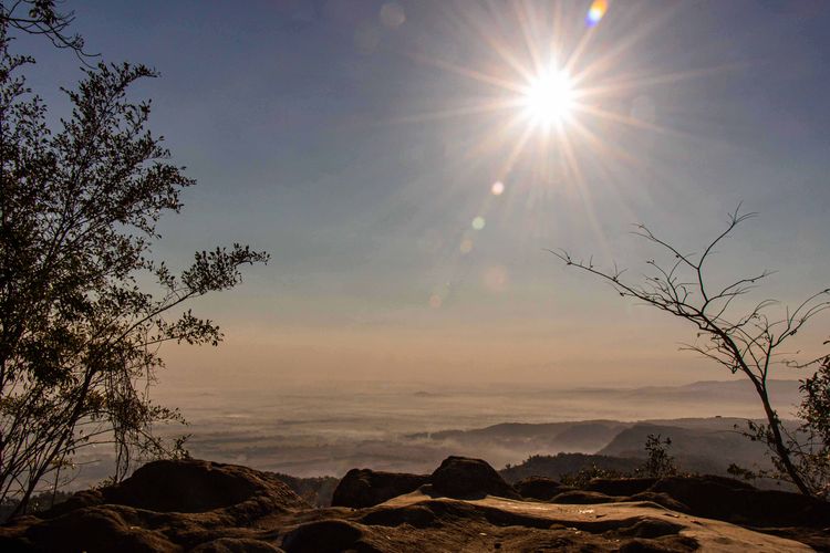 Pemandangan alam di pagi hari di Gunung Gambar. 