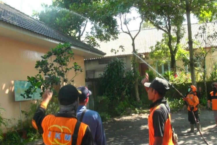Petugas BPBD Sleman, Relawan dan Warga bersama-sama membersihkan Sekolah Dasar (SD) Negeri 2 Kaliurang dari abu vulkanik letusan freatik Gunung Merapi 