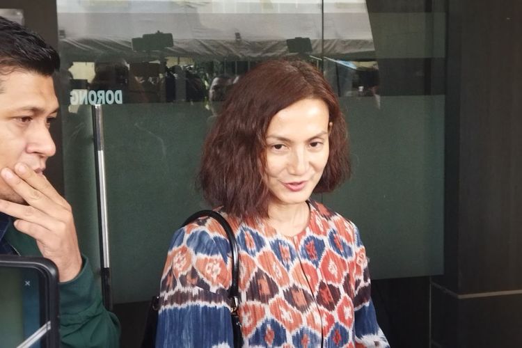 Aktris Wanda Hamidah usai menjalani pemeriksaan sebagai atas kasus perusakan pekarangan rumah mantan suaminya, Daniel Patrick, di Polres Metro Depok, Senin (30/5/2022). 