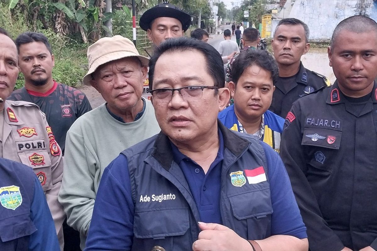 Bupati Tasikmalaya, Jawa Barat, Ade Sugianto, saat diwawancara usai mengecek lokasi banjir yang sudah surut di Kecamatan Sukaresik, Kabupaten Tasikmalaya, Jawa Barat, Jumat (14/3/2025).