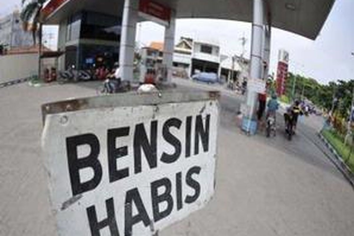 Sejumlah stasiun pengisian bahan bakar umum (SPBU) di Surabaya kehabisan stok bensin (premium) seperti di SPBU di kawasan Rangkah, Senin (1/12). Turunnya harga premium dimanfaatkan warga untuk memborong dan mengisi penuh tangki kendaraan mereka sehingga stok premium di sejumlah SPBU habis. 
