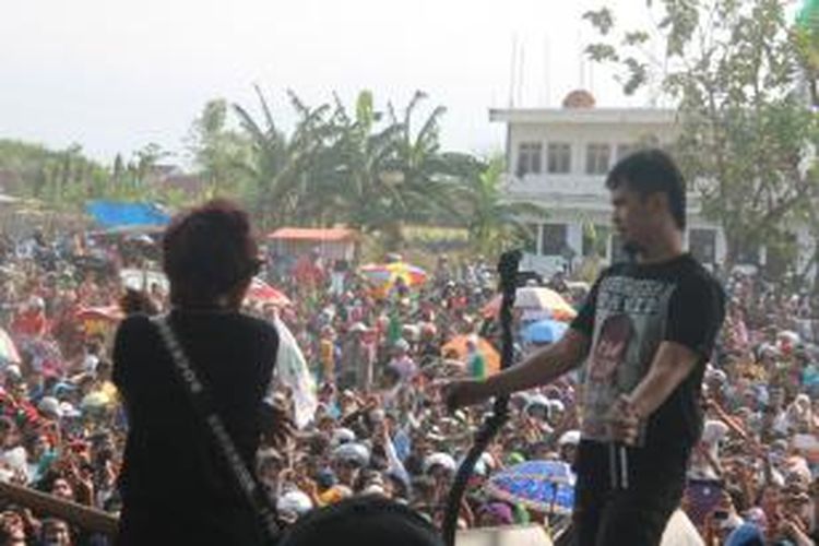 Dhani saat menyanyikan lagu dalam kampanye Khofifah-Herman di Ponpes Riyadlus Solihin, Ketapang, Kota Probolinggo, Jawa Timur.
