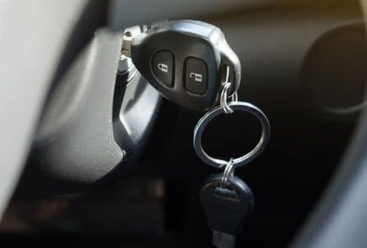 Enggak Perlu Panik bila Anak Kunci pada Mobil Matik Tak Bisa Dicabut