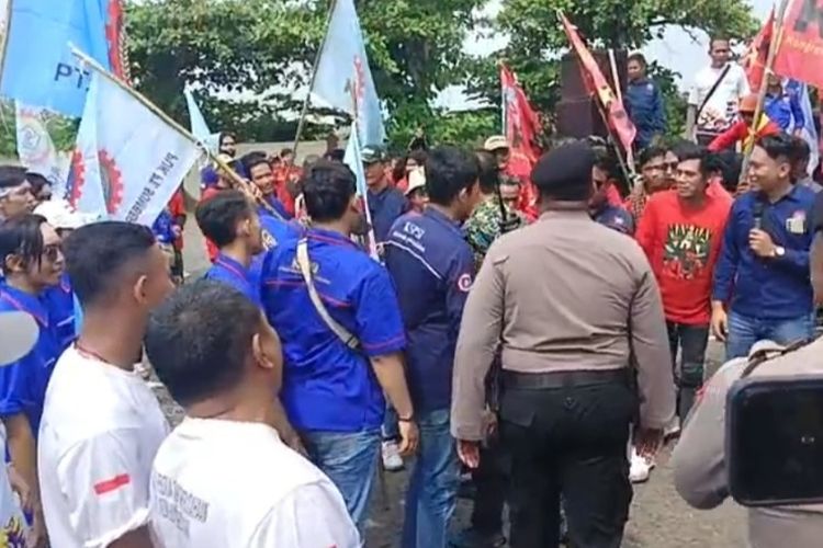 Ratusan buruh yang tergabung dalam Forum Aliansi Serikat Pekerja (FASP) di Kabupaten Brebes, Jawa Tengah menggelar aksi saat peringatan Hari Buruh Internasional atau May Day, di komplek Islamic Center Brebes, Rabu (1/5/2024). 