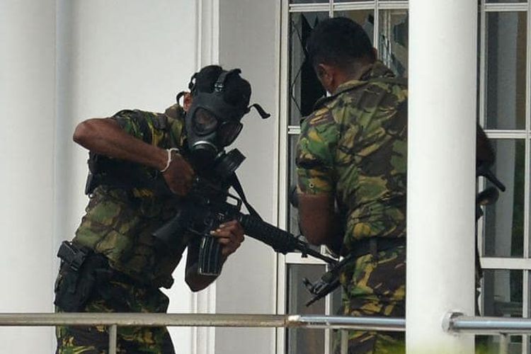 Satuan Tugas Pasukan Sri Lanka ketika menyerbu rumah salah satu pelaku ledakan bom Sri Lanka yang terjadi Minggu (21/4/2019).
