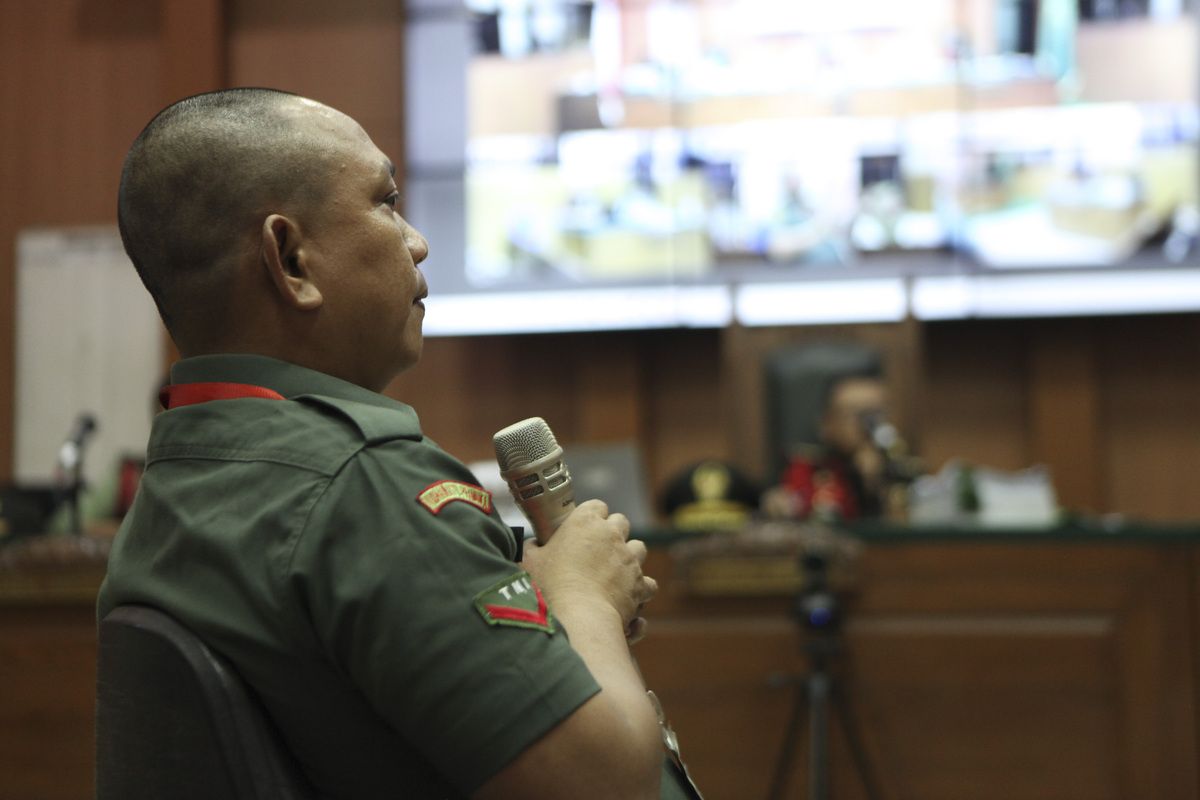 Kopda Bazarsah, yang menjadi terdakwa dalam kasus pembunuhan tiga polisi saat menjalani sidang di Pengadilan Militer 1-04 Palembang, Senin (14/7/2025).