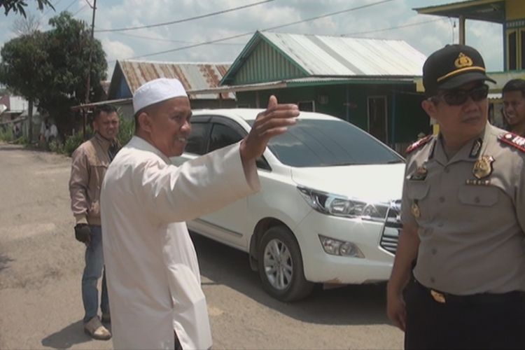 Korban Edi Gunawan menunjukkan lokasi ia dirampok oleh empat penumpangnya di Desa Pipa Putih Pemulutan Ogan Ilir Sumatera Selatan